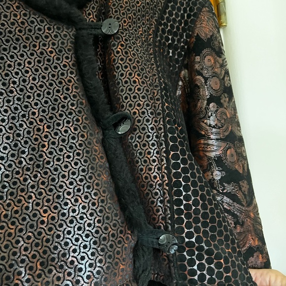 Women’s Artesian Hand Crafted Short Winter Coat - Picture 4 of 5